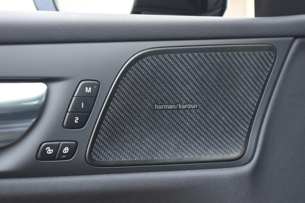 Volvo V60 T6 350PK Plug-in hybrid AWD Plus Dark / Adaptive Cruise Control / 360 Camera / Harman Kardon / Stoel- en stuurverwarming / Stoelverwarming achter / Trekhaak elektrisch wegklapbaar / Elektrische stoelen met geheugen
