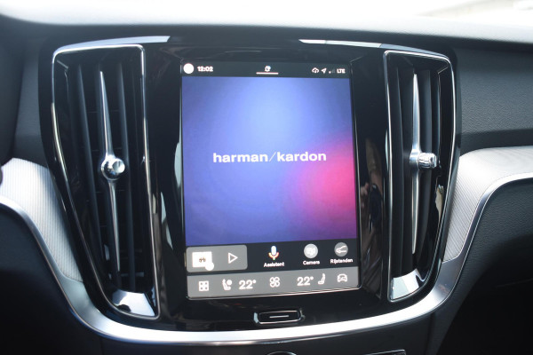 Volvo V60 T6 350PK Plug-in hybrid AWD Plus Dark / Adaptive Cruise Control / 360 Camera / Harman Kardon / Stoel- en stuurverwarming / Stoelverwarming achter / Trekhaak elektrisch wegklapbaar / Elektrische stoelen met geheugen