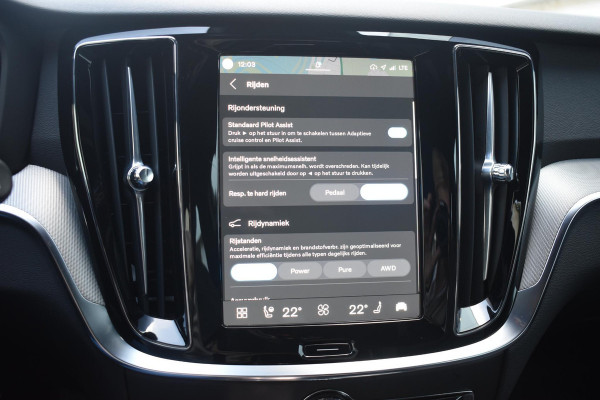 Volvo V60 T6 350PK Plug-in hybrid AWD Plus Dark / Adaptive Cruise Control / 360 Camera / Harman Kardon / Stoel- en stuurverwarming / Stoelverwarming achter / Trekhaak elektrisch wegklapbaar / Elektrische stoelen met geheugen