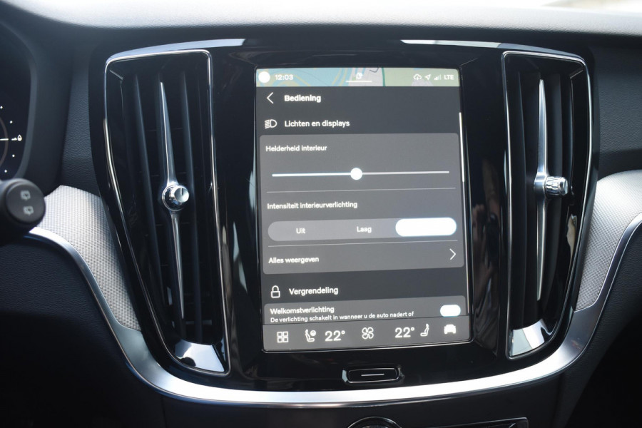 Volvo V60 T6 350PK Plug-in hybrid AWD Plus Dark / Adaptive Cruise Control / 360 Camera / Harman Kardon / Stoel- en stuurverwarming / Stoelverwarming achter / Trekhaak elektrisch wegklapbaar / Elektrische stoelen met geheugen