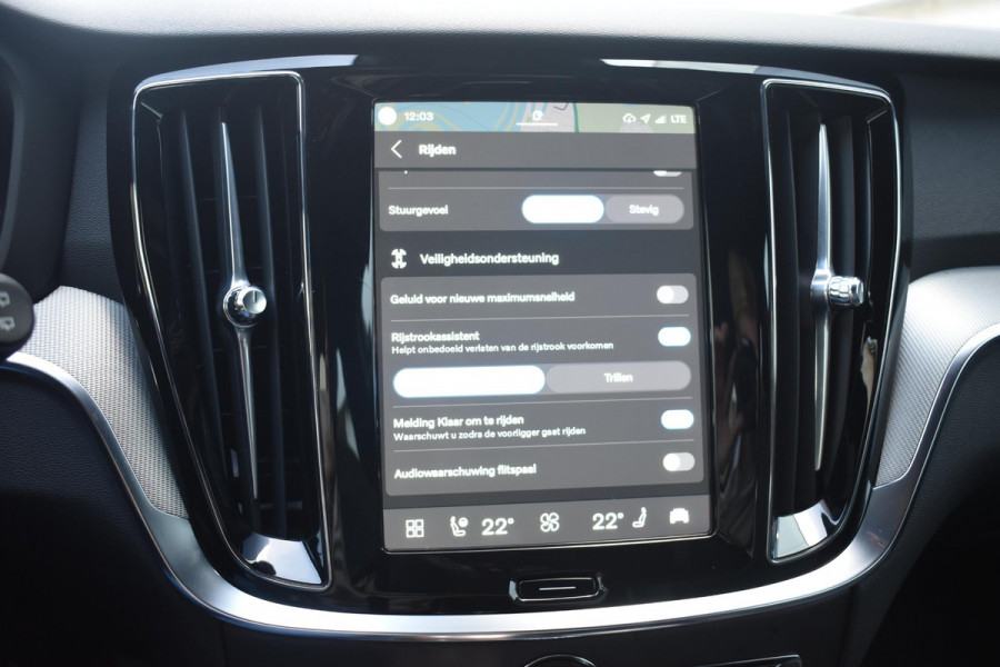 Volvo V60 T6 350PK Plug-in hybrid AWD Plus Dark / Adaptive Cruise Control / 360 Camera / Harman Kardon / Stoel- en stuurverwarming / Stoelverwarming achter / Trekhaak elektrisch wegklapbaar / Elektrische stoelen met geheugen