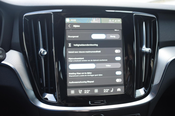 Volvo V60 T6 350PK Plug-in hybrid AWD Plus Dark / Adaptive Cruise Control / 360 Camera / Harman Kardon / Stoel- en stuurverwarming / Stoelverwarming achter / Trekhaak elektrisch wegklapbaar / Elektrische stoelen met geheugen