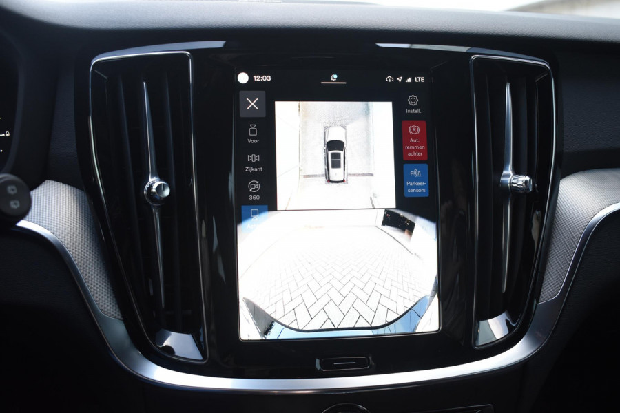Volvo V60 T6 350PK Plug-in hybrid AWD Plus Dark / Adaptive Cruise Control / 360 Camera / Harman Kardon / Stoel- en stuurverwarming / Stoelverwarming achter / Trekhaak elektrisch wegklapbaar / Elektrische stoelen met geheugen
