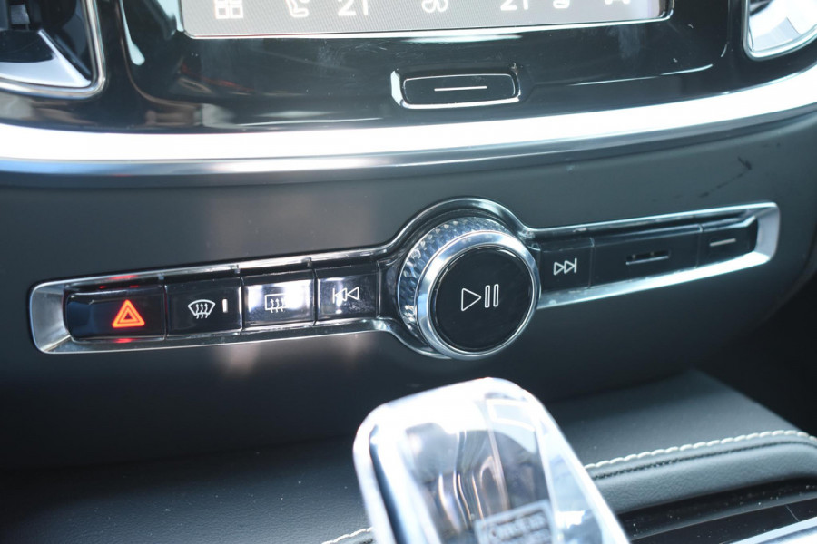 Volvo V60 T6 350PK Plug-in hybrid AWD Plus Dark / Adaptive Cruise Control / 360 Camera / Harman Kardon / Stoel- en stuurverwarming / Stoelverwarming achter / Trekhaak elektrisch wegklapbaar / Elektrische stoelen met geheugen