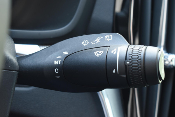Volvo V60 T6 350PK Plug-in hybrid AWD Plus Dark / Adaptive Cruise Control / 360 Camera / Harman Kardon / Stoel- en stuurverwarming / Stoelverwarming achter / Trekhaak elektrisch wegklapbaar / Elektrische stoelen met geheugen