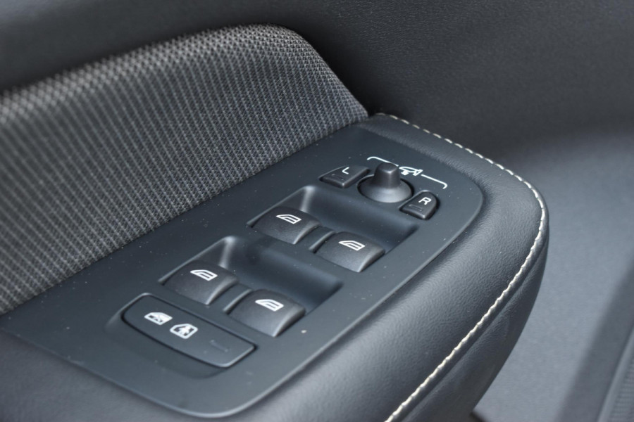 Volvo V60 T6 350PK Plug-in hybrid AWD Plus Dark / Adaptive Cruise Control / 360 Camera / Harman Kardon / Stoel- en stuurverwarming / Stoelverwarming achter / Trekhaak elektrisch wegklapbaar / Elektrische stoelen met geheugen