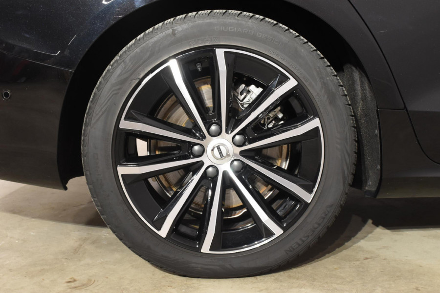 Volvo V60 T6 350PK Plug-in hybrid AWD Plus Dark / Adaptive Cruise Control / 360 Camera / Harman Kardon / Stoel- en stuurverwarming / Stoelverwarming achter / Trekhaak elektrisch wegklapbaar / Elektrische stoelen met geheugen