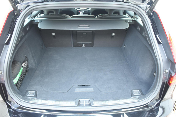 Volvo V60 T6 350PK Plug-in hybrid AWD Plus Dark / Adaptive Cruise Control / 360 Camera / Harman Kardon / Stoel- en stuurverwarming / Stoelverwarming achter / Trekhaak elektrisch wegklapbaar / Elektrische stoelen met geheugen