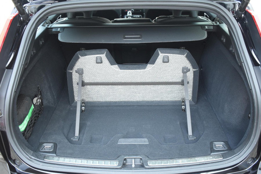 Volvo V60 T6 350PK Plug-in hybrid AWD Plus Dark / Adaptive Cruise Control / 360 Camera / Harman Kardon / Stoel- en stuurverwarming / Stoelverwarming achter / Trekhaak elektrisch wegklapbaar / Elektrische stoelen met geheugen