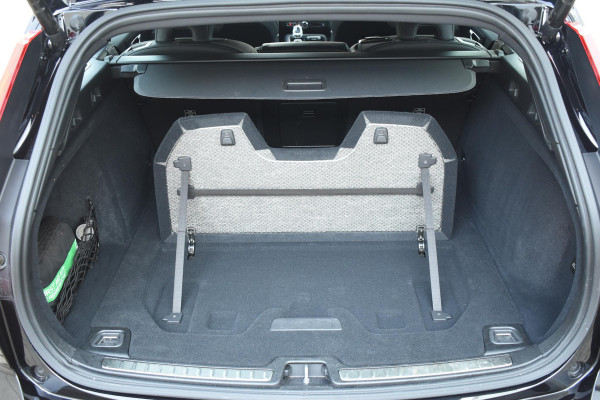 Volvo V60 T6 350PK Plug-in hybrid AWD Plus Dark / Adaptive Cruise Control / 360 Camera / Harman Kardon / Stoel- en stuurverwarming / Stoelverwarming achter / Trekhaak elektrisch wegklapbaar / Elektrische stoelen met geheugen