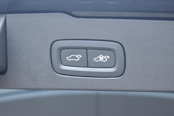 Volvo V60 T6 350PK Plug-in hybrid AWD Plus Dark / Adaptive Cruise Control / 360 Camera / Harman Kardon / Stoel- en stuurverwarming / Stoelverwarming achter / Trekhaak elektrisch wegklapbaar / Elektrische stoelen met geheugen