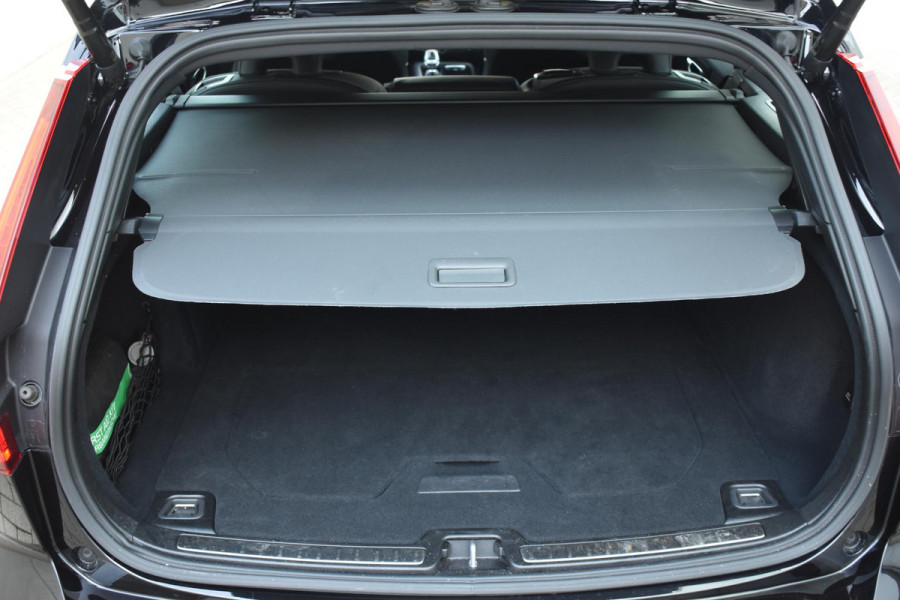 Volvo V60 T6 350PK Plug-in hybrid AWD Plus Dark / Adaptive Cruise Control / 360 Camera / Harman Kardon / Stoel- en stuurverwarming / Stoelverwarming achter / Trekhaak elektrisch wegklapbaar / Elektrische stoelen met geheugen