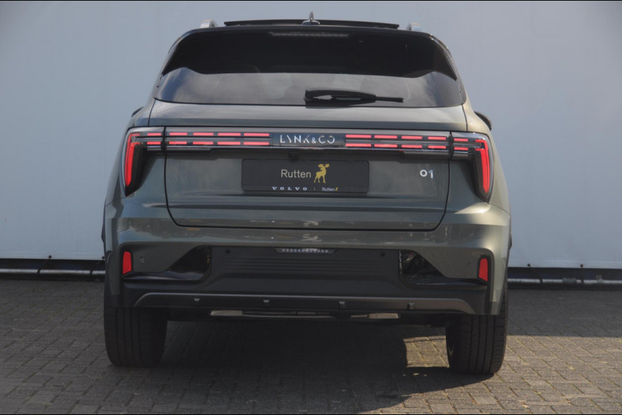 Lynk & Co 01 276PK Automaat More Trekhaak / Adaptive cruise control / Leren bekleding / Elektrisch verstelbare stoelen / Schuif- kanteldak / Stoel- en stuurverwarming / Parkeersensoren V+A / 360 Graden Camera / Elektrische achterklep / 20" lichtmetalen velgen