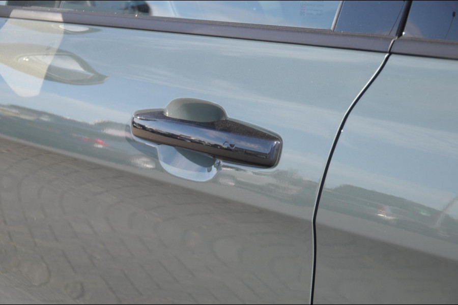 Lynk & Co 01 276PK Automaat More Trekhaak / Adaptive cruise control / Leren bekleding / Elektrisch verstelbare stoelen / Schuif- kanteldak / Stoel- en stuurverwarming / Parkeersensoren V+A / 360 Graden Camera / Elektrische achterklep / 20" lichtmetalen velgen