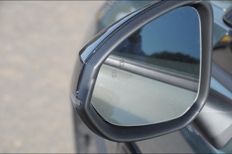 Lynk & Co 01 276PK Automaat More Trekhaak / Adaptive cruise control / Leren bekleding / Elektrisch verstelbare stoelen / Schuif- kanteldak / Stoel- en stuurverwarming / Parkeersensoren V+A / 360 Graden Camera / Elektrische achterklep / 20" lichtmetalen velgen