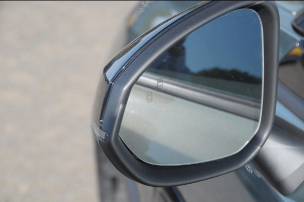 Lynk & Co 01 276PK Automaat More Trekhaak / Adaptive cruise control / Leren bekleding / Elektrisch verstelbare stoelen / Schuif- kanteldak / Stoel- en stuurverwarming / Parkeersensoren V+A / 360 Graden Camera / Elektrische achterklep / 20" lichtmetalen velgen