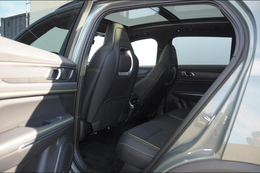 Lynk & Co 01 276PK Automaat More Trekhaak / Adaptive cruise control / Leren bekleding / Elektrisch verstelbare stoelen / Schuif- kanteldak / Stoel- en stuurverwarming / Parkeersensoren V+A / 360 Graden Camera / Elektrische achterklep / 20" lichtmetalen velgen