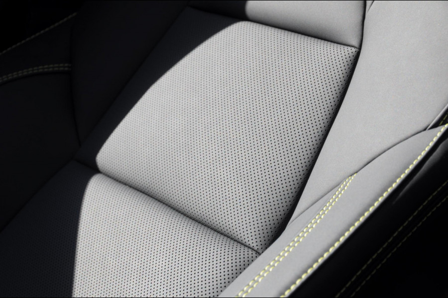 Lynk & Co 01 276PK Automaat More Trekhaak / Adaptive cruise control / Leren bekleding / Elektrisch verstelbare stoelen / Schuif- kanteldak / Stoel- en stuurverwarming / Parkeersensoren V+A / 360 Graden Camera / Elektrische achterklep / 20" lichtmetalen velgen