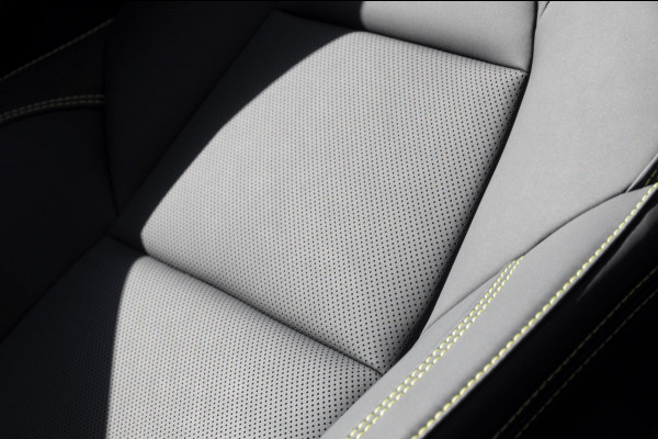 Lynk & Co 01 276PK Automaat More Trekhaak / Adaptive cruise control / Leren bekleding / Elektrisch verstelbare stoelen / Schuif- kanteldak / Stoel- en stuurverwarming / Parkeersensoren V+A / 360 Graden Camera / Elektrische achterklep / 20" lichtmetalen velgen