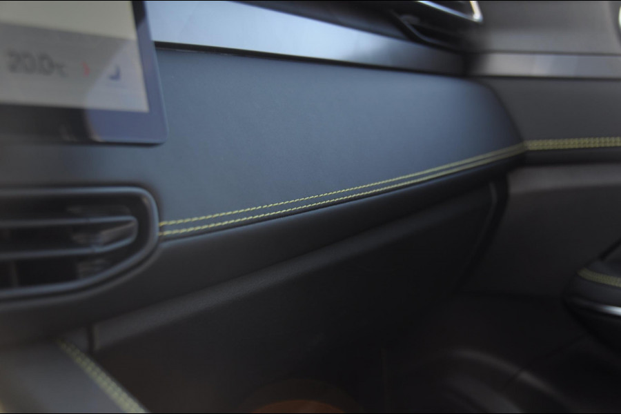 Lynk & Co 01 276PK Automaat More Trekhaak / Adaptive cruise control / Leren bekleding / Elektrisch verstelbare stoelen / Schuif- kanteldak / Stoel- en stuurverwarming / Parkeersensoren V+A / 360 Graden Camera / Elektrische achterklep / 20" lichtmetalen velgen
