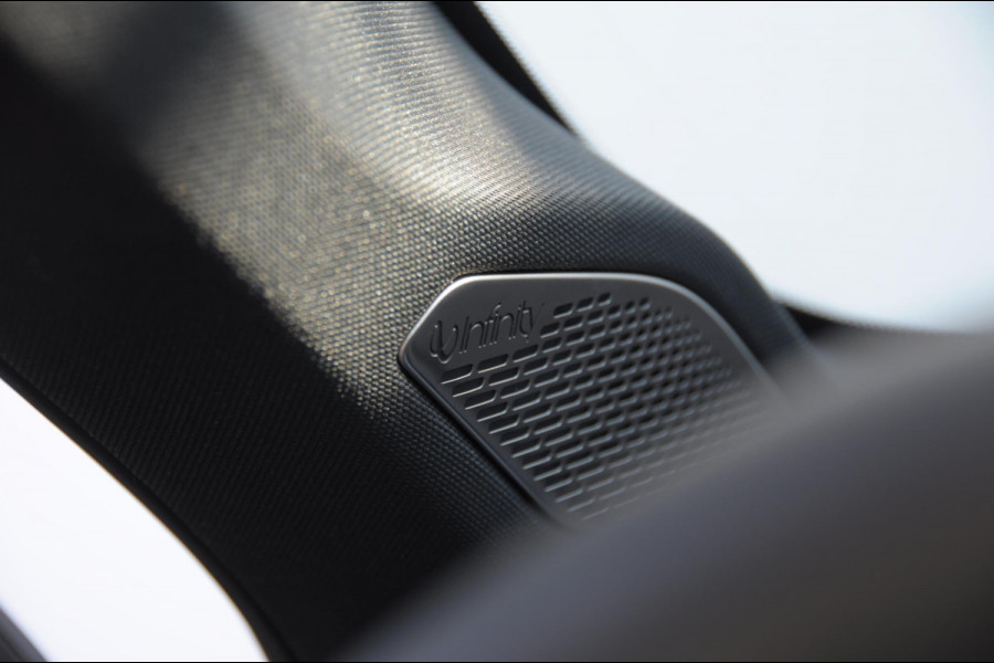Lynk & Co 01 276PK Automaat More Trekhaak / Adaptive cruise control / Leren bekleding / Elektrisch verstelbare stoelen / Schuif- kanteldak / Stoel- en stuurverwarming / Parkeersensoren V+A / 360 Graden Camera / Elektrische achterklep / 20" lichtmetalen velgen