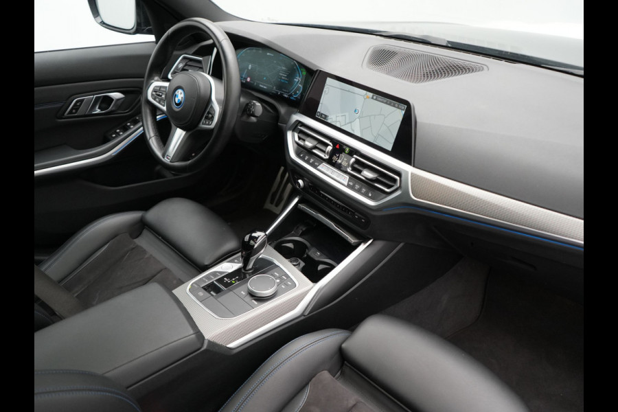 BMW 3 Serie Touring 320e M Sport PHEV Dealer O.H. | Trekhaak Af Fabriek | Panodak | Adaptive Cruise | Laser LED | Camera | Alcantara Sportstoelen Verwarmd | Sfeerverlichting | Keyless | Blis | Apple Carplay | Navigatie | DAB | Plug In Hybrid