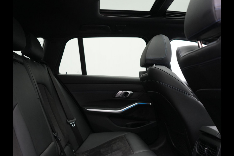 BMW 3 Serie Touring 320e M Sport PHEV Dealer O.H. | Trekhaak Af Fabriek | Panodak | Adaptive Cruise | Laser LED | Camera | Alcantara Sportstoelen Verwarmd | Sfeerverlichting | Keyless | Blis | Apple Carplay | Navigatie | DAB | Plug In Hybrid