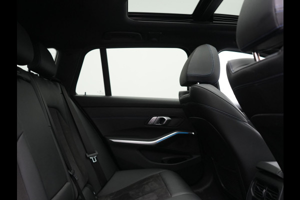 BMW 3 Serie Touring 320e M Sport PHEV Dealer O.H. | Trekhaak Af Fabriek | Panodak | Adaptive Cruise | Laser LED | Camera | Alcantara Sportstoelen Verwarmd | Sfeerverlichting | Keyless | Blis | Apple Carplay | Navigatie | DAB | Plug In Hybrid