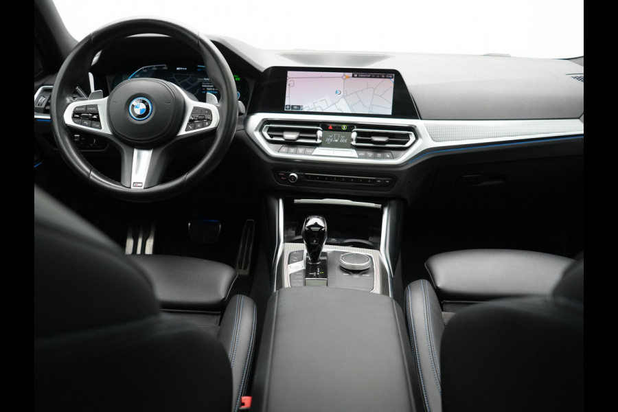 BMW 3 Serie Touring 320e M Sport PHEV Dealer O.H. | Trekhaak Af Fabriek | Panodak | Adaptive Cruise | Laser LED | Camera | Alcantara Sportstoelen Verwarmd | Sfeerverlichting | Keyless | Blis | Apple Carplay | Navigatie | DAB | Plug In Hybrid