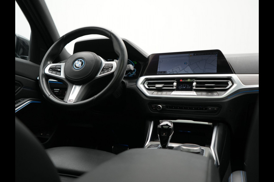 BMW 3 Serie Touring 320e M Sport PHEV Dealer O.H. | Trekhaak Af Fabriek | Panodak | Adaptive Cruise | Laser LED | Camera | Alcantara Sportstoelen Verwarmd | Sfeerverlichting | Keyless | Blis | Apple Carplay | Navigatie | DAB | Plug In Hybrid