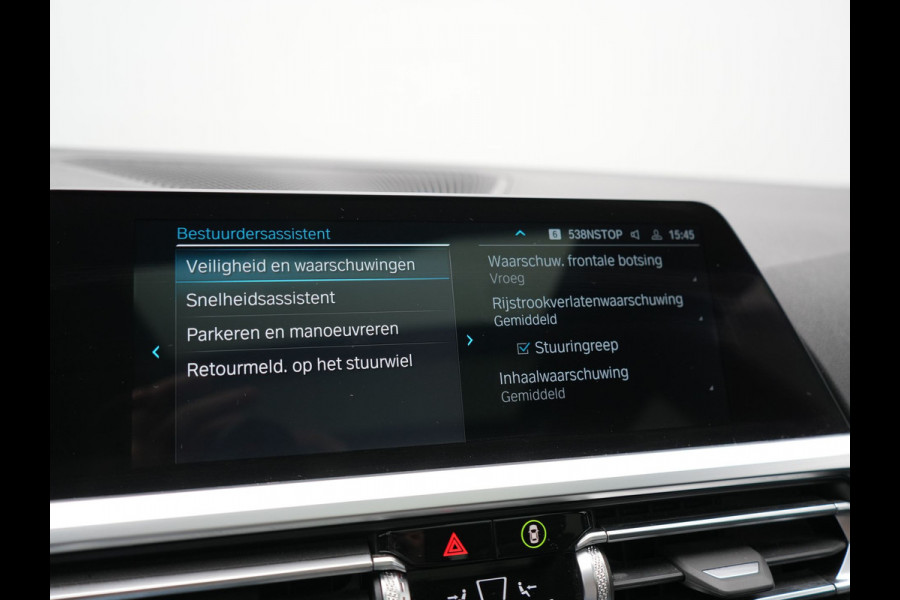 BMW 3 Serie Touring 320e M Sport PHEV Dealer O.H. | Trekhaak Af Fabriek | Panodak | Adaptive Cruise | Laser LED | Camera | Alcantara Sportstoelen Verwarmd | Sfeerverlichting | Keyless | Blis | Apple Carplay | Navigatie | DAB | Plug In Hybrid