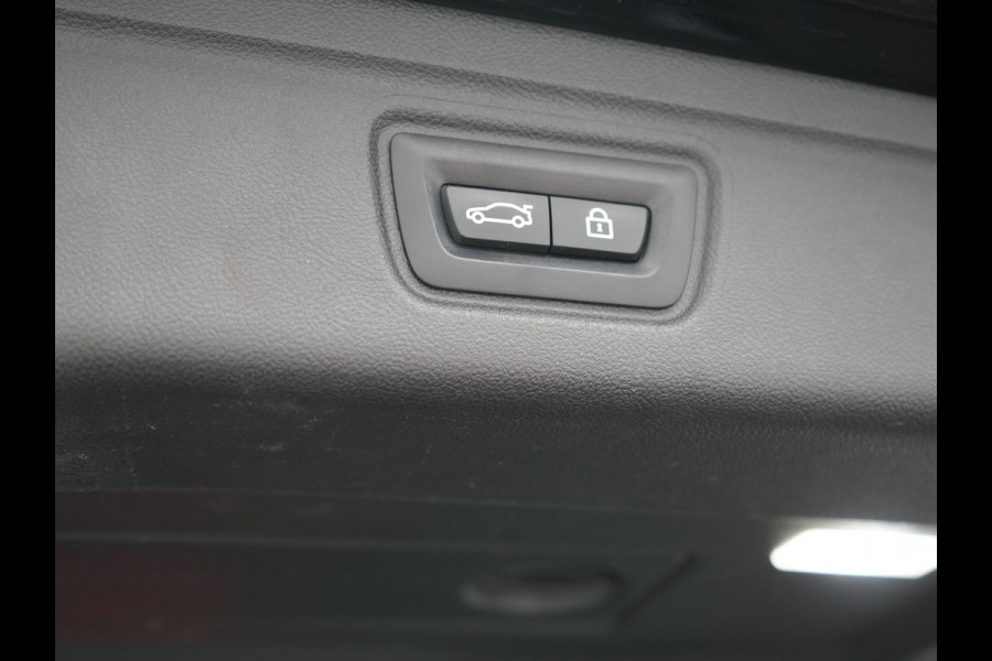 BMW 3 Serie Touring 320e M Sport PHEV Dealer O.H. | Trekhaak Af Fabriek | Panodak | Adaptive Cruise | Laser LED | Camera | Alcantara Sportstoelen Verwarmd | Sfeerverlichting | Keyless | Blis | Apple Carplay | Navigatie | DAB | Plug In Hybrid