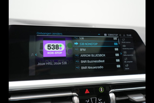 BMW 3 Serie Touring 320e M Sport PHEV Dealer O.H. | Trekhaak Af Fabriek | Panodak | Adaptive Cruise | Laser LED | Camera | Alcantara Sportstoelen Verwarmd | Sfeerverlichting | Keyless | Blis | Apple Carplay | Navigatie | DAB | Plug In Hybrid