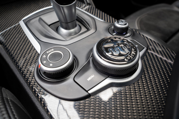 Alfa Romeo Stelvio 2.9 V6 AWD Quadrifoglio Harman K Leer ACC Carbon Seat Pack Panoramadak PDC Camera Memory seats Stuurverwarming Stoelverwarming LM velgen