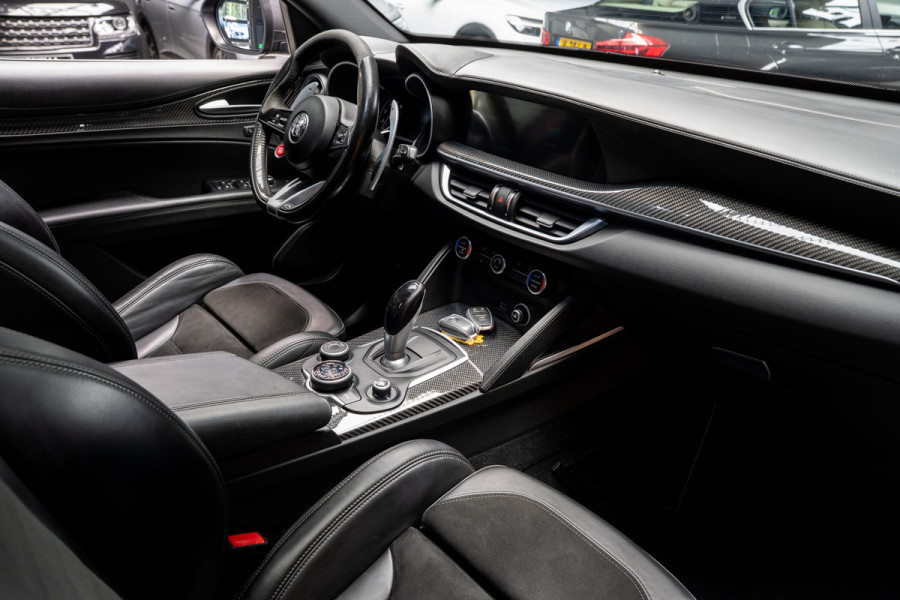 Alfa Romeo Stelvio 2.9 V6 AWD Quadrifoglio Harman K Leer ACC Carbon Seat Pack Panoramadak PDC Camera Memory seats Stuurverwarming Stoelverwarming LM velgen
