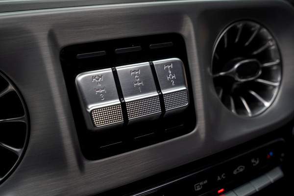 Mercedes-Benz G-Klasse 63 Brabus 800 Burmester Carbon 360° Camera Distronic+ Leer Navi Elektr. bedienb. glazen schuif-/kanteldak PTS Ambient Memory seats Alcantara binnenhemel Stoelverwarming voor & achter  LM velgen