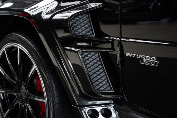 Mercedes-Benz G-Klasse 63 Brabus 800 Burmester Carbon 360° Camera Distronic+ Leer Navi Elektr. bedienb. glazen schuif-/kanteldak PTS Ambient Memory seats Alcantara binnenhemel Stoelverwarming voor & achter  LM velgen