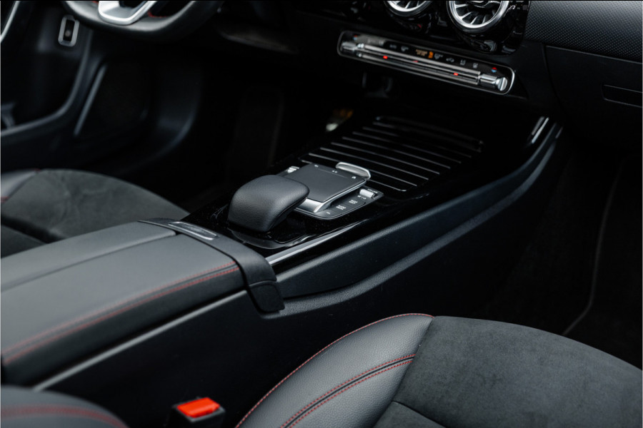 Mercedes-Benz A-Klasse 250 e AMG Line Pano / Sfeerverlichting / Carplay / Night Pakket / 18inch /