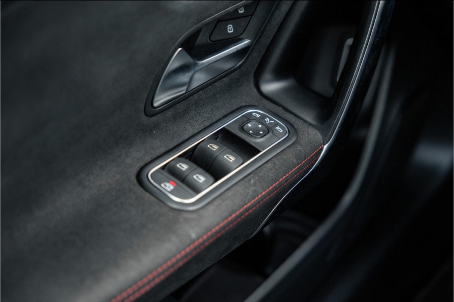 Mercedes-Benz A-Klasse 250 e AMG Line Pano / Sfeerverlichting / Carplay / Night Pakket / 18inch /