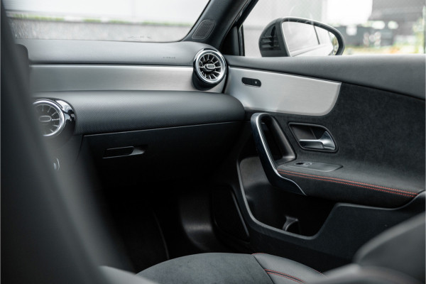 Mercedes-Benz A-Klasse 250 e AMG Line Pano / Sfeerverlichting / Carplay / Night Pakket / 18inch /