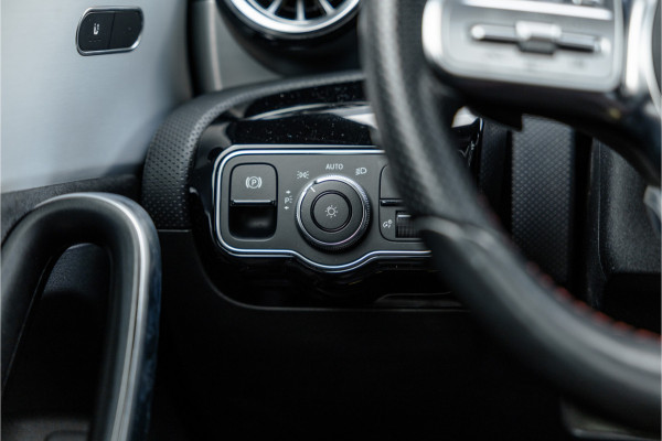 Mercedes-Benz A-Klasse 250 e AMG Line Pano / Sfeerverlichting / Carplay / Night Pakket / 18inch /