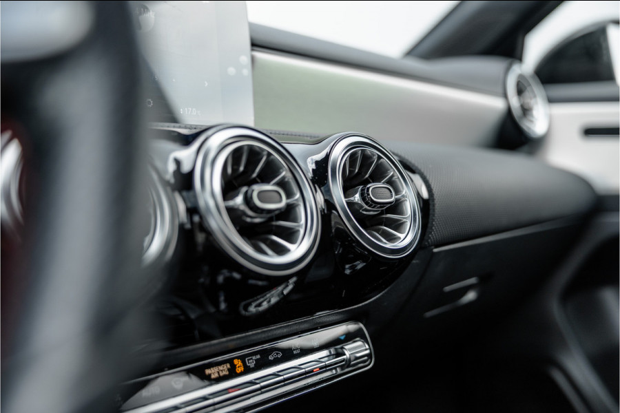 Mercedes-Benz A-Klasse 250 e AMG Line Pano / Sfeerverlichting / Carplay / Night Pakket / 18inch /