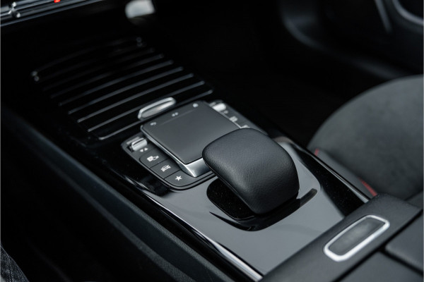 Mercedes-Benz A-Klasse 250 e AMG Line Pano / Sfeerverlichting / Carplay / Night Pakket / 18inch /