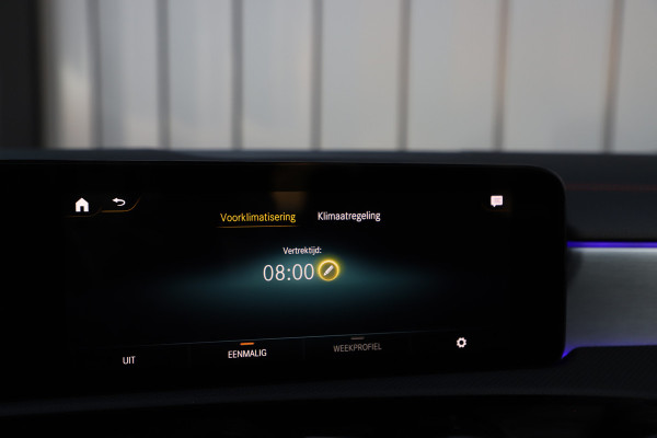 Mercedes-Benz CLA-Klasse 250e AMG | 218PK | Pano | Sfeerverlichting | Led | Widescreen | Stoelverwarming | Camera | Standkachel | 2022.