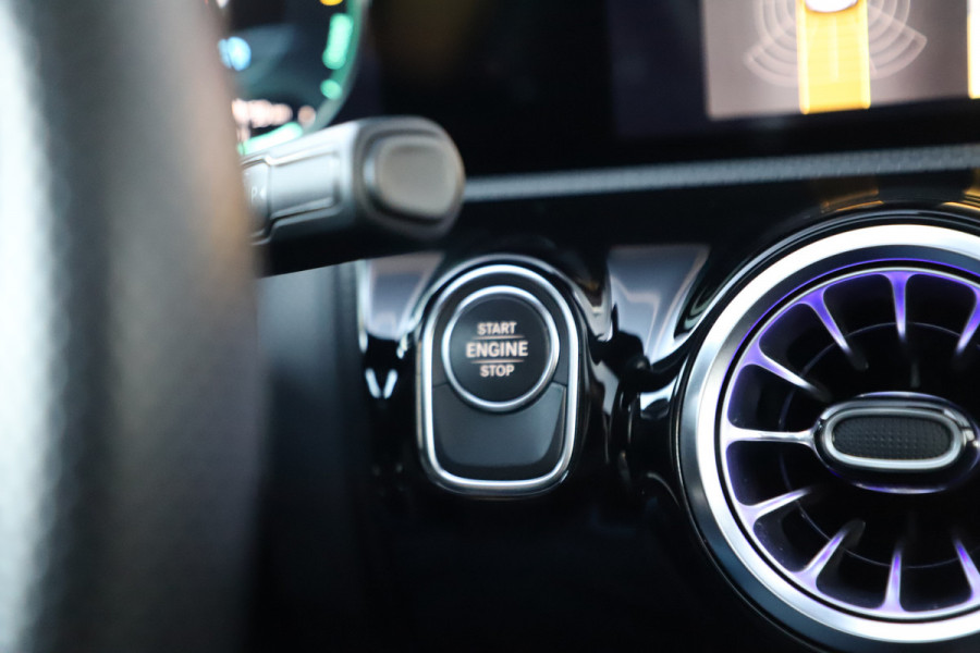 Mercedes-Benz CLA-Klasse 250e AMG | 218PK | Pano | Sfeerverlichting | Led | Widescreen | Stoelverwarming | Camera | Standkachel | 2022.