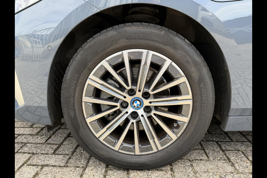 BMW 2 Serie Active Tourer 225e xDrive Luxury Line 17"/Leder + memory/Panoramadak/Stoelmassage/Harman Kardon/Camera/Head-up/Apple Carplay & Android Auto