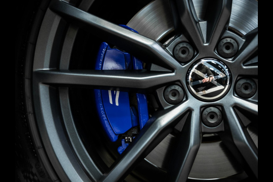 Volkswagen T-Roc 2.0 TSI 4Motion R Vol uitgevoerde T-roc met Akra uiterst netjes onderhouden