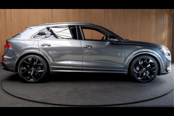 Audi RS Q8 4.0 TFSI B&O HUD Massage Keramisch Softclose ACC PDC Nachtzicht RS Seats Keyless 360 Camera Stoelventilatie Elektr. achterklep Memory seats Elektr. trekhaak Navi Niveauregeling Alcantara binnenhemel Stoelverwarming LM velgen