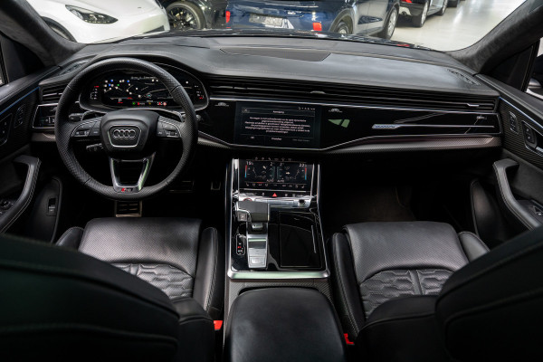 Audi RS Q8 4.0 TFSI B&O HUD Massage Keramisch Softclose ACC PDC Nachtzicht RS Seats Keyless 360 Camera Stoelventilatie Elektr. achterklep Memory seats Elektr. trekhaak Navi Niveauregeling Alcantara binnenhemel Stoelverwarming LM velgen
