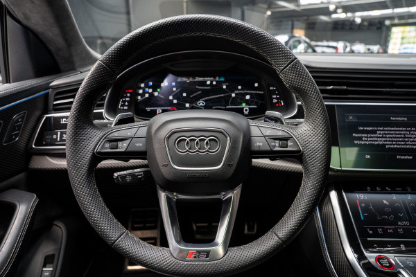 Audi RS Q8 4.0 TFSI B&O HUD Massage Keramisch Softclose ACC PDC Nachtzicht RS Seats Keyless 360 Camera Stoelventilatie Elektr. achterklep Memory seats Elektr. trekhaak Navi Niveauregeling Alcantara binnenhemel Stoelverwarming LM velgen